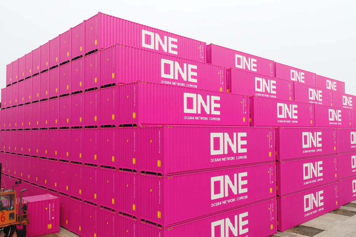 Safe stacking on dry cargo containers